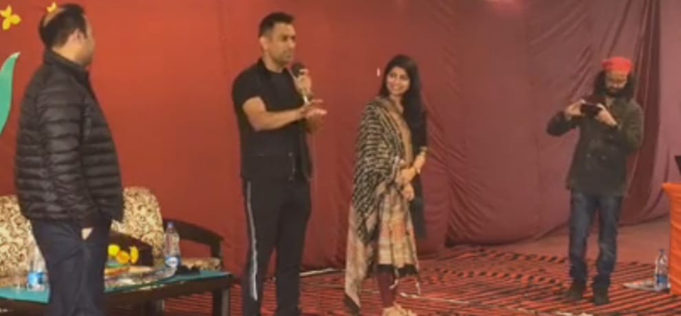 MS Dhoni reached to sehwag school, gave trips in funny mood