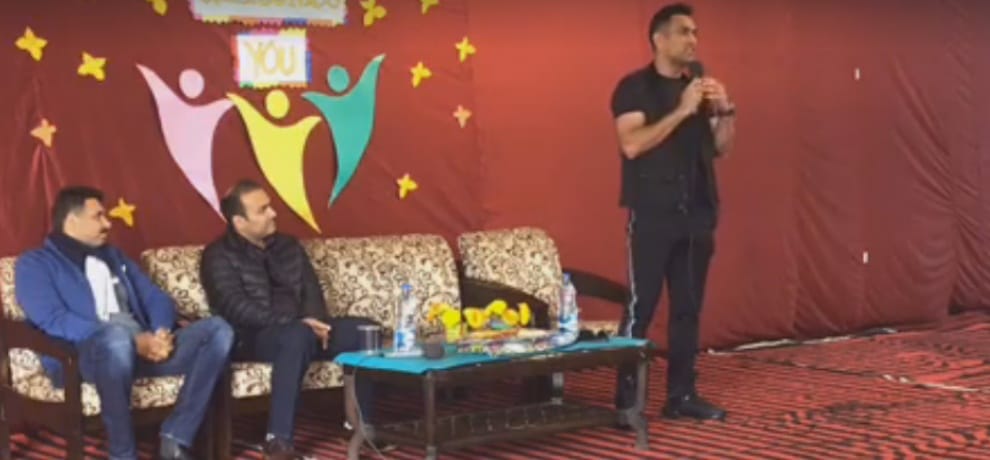 MS Dhoni reached to sehwag school, gave trips in funny mood