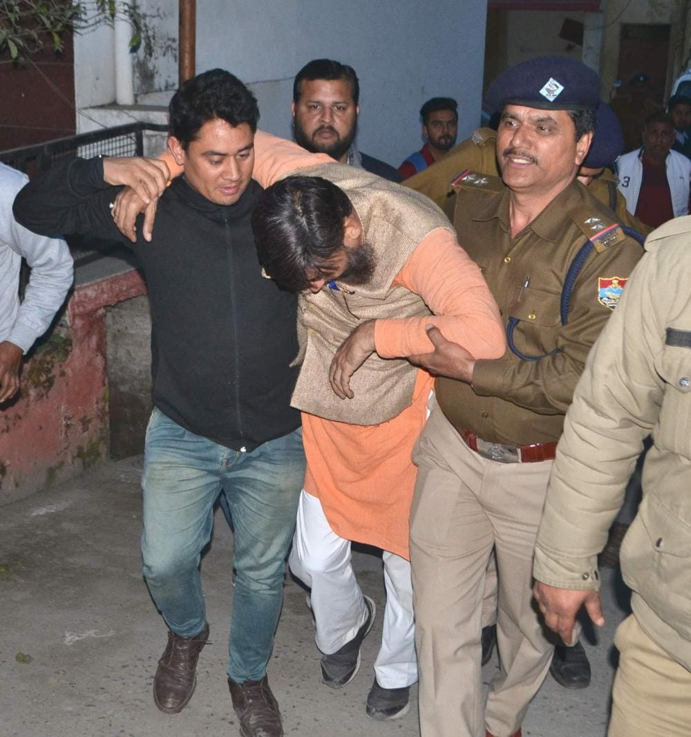fight between bjp and sp leaders in roorkee 