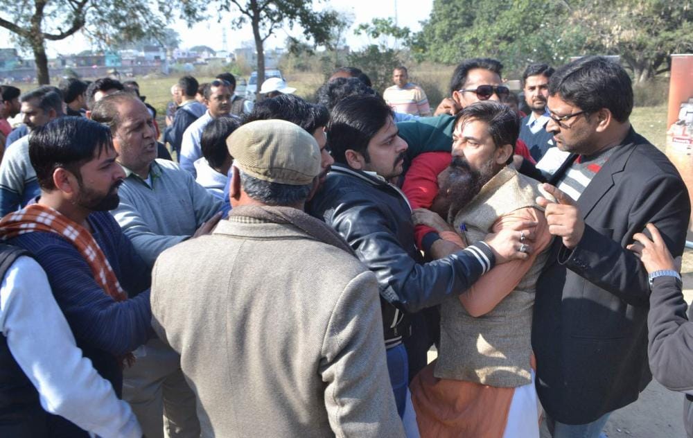 fight between bjp and sp leaders in roorkee 