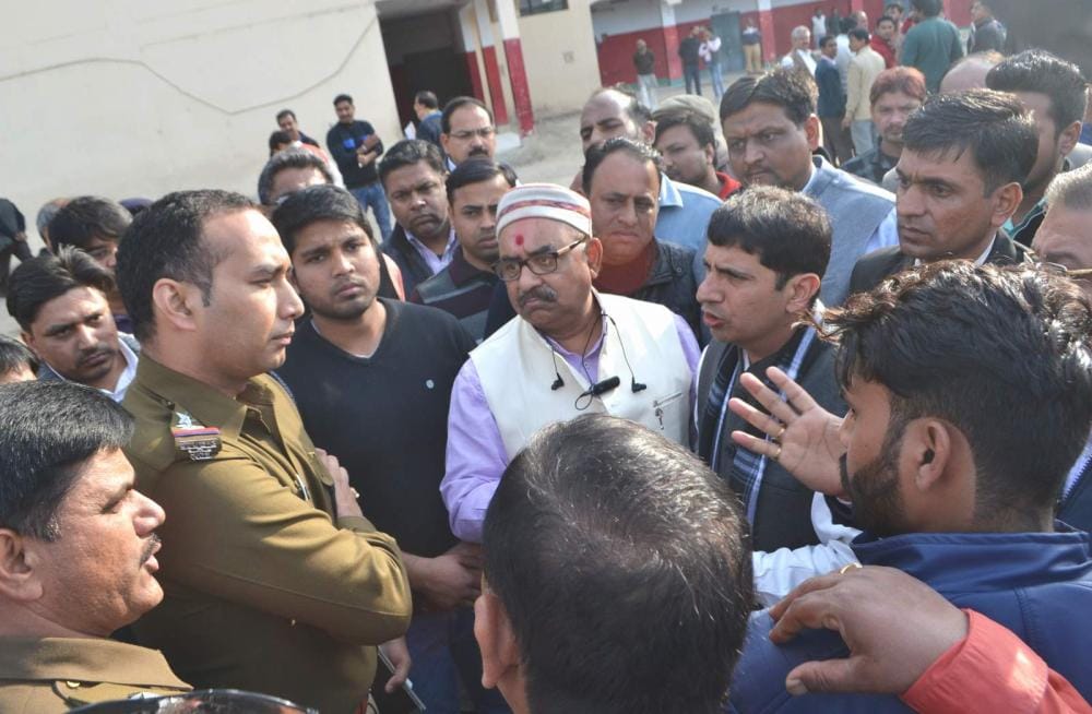 fight between bjp and sp leaders in roorkee 