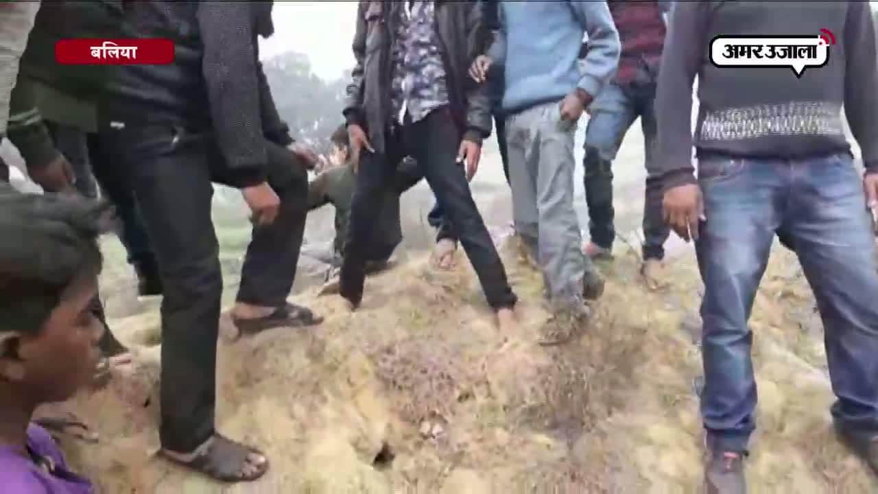 तालाब किनारे लोगों का जमघट