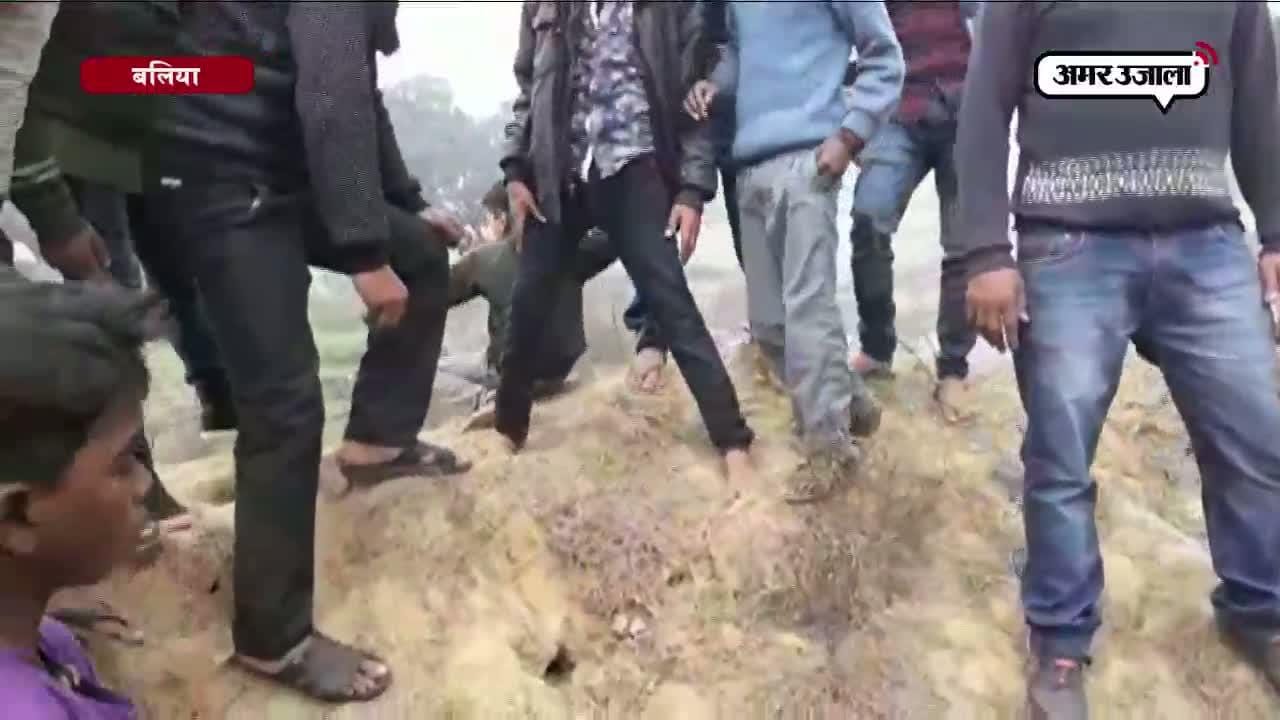 तालाब किनारे लोगों का जमघट