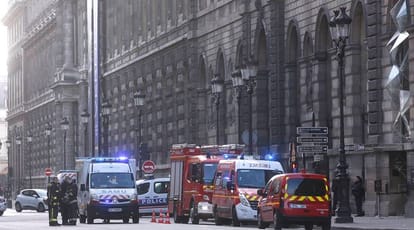 Soldier shoots armed man trying to enter Louvre Museum in Paris