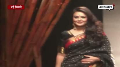 PREETY ZINTA WALKED ON RAMP IN LAKME FASHION WEEK 