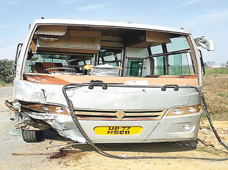  Killed in bus collision in the van, the woman's death