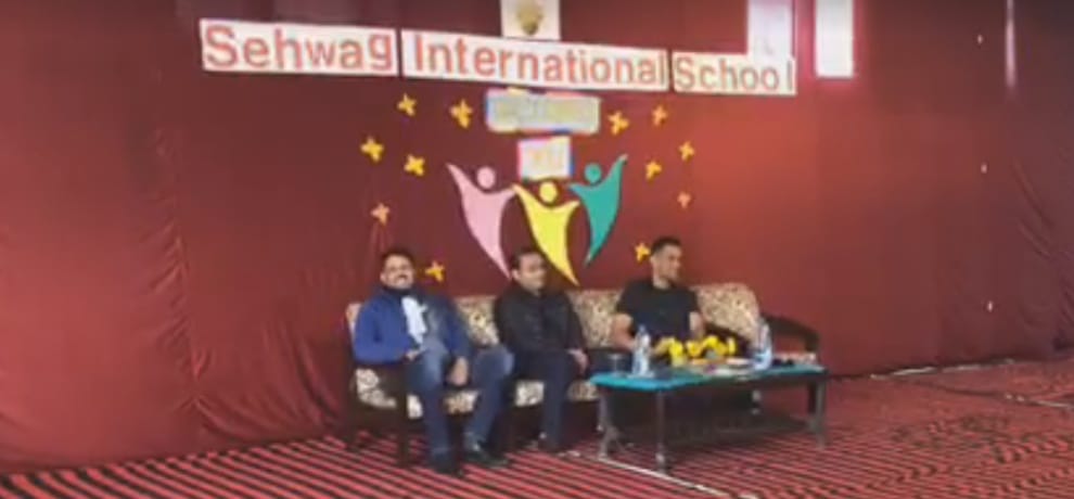 MS Dhoni reached to sehwag school, gave trips in funny mood
