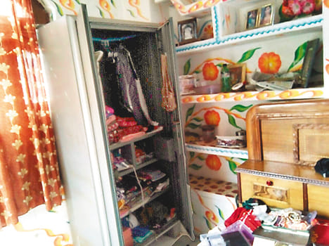Traders drove home the million theft