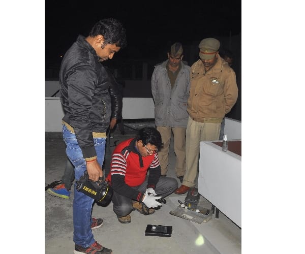 a doctor commits suicide in Lucknow.