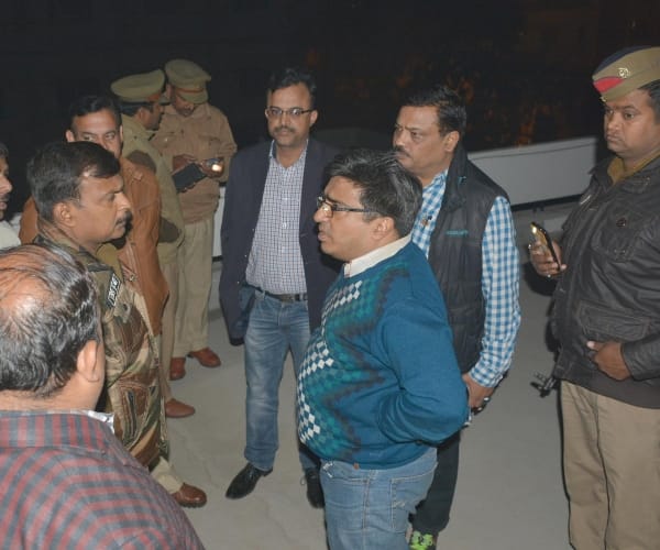 a doctor commits suicide in Lucknow.