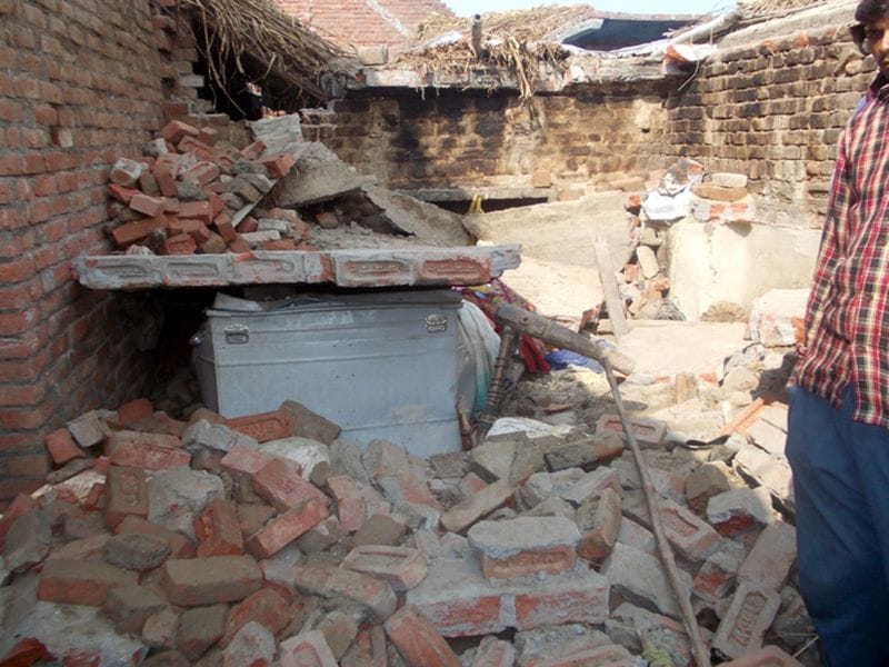Five people trapped under collapsed roof Lentr, child deaths
