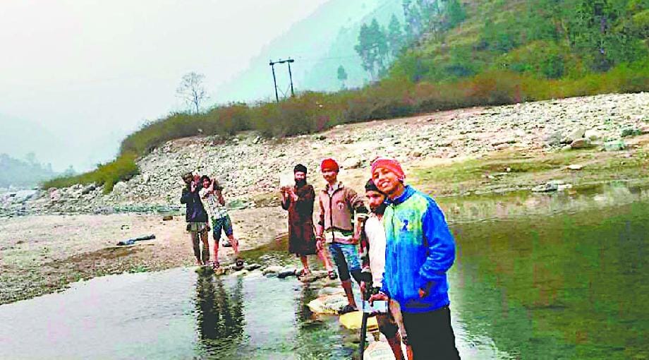 The people of the region are making to labor walkway