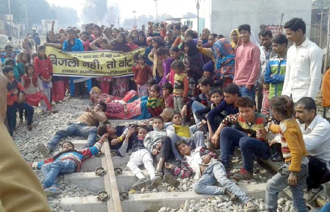 Lying on the rail line, expressed opposition, protesting