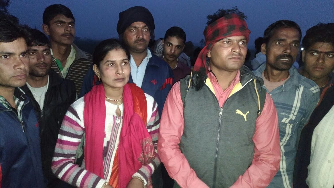Highway robbery by two couples, woman beaten