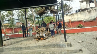  daughter does cremation of father