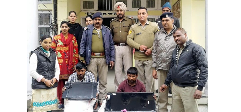 Interstate gang of thieves busted, 300 android phones and LED recovered