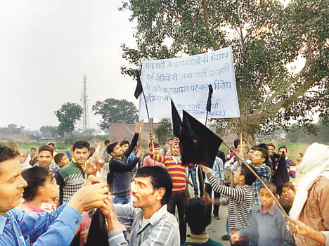 villagers showed black flag to shivpal