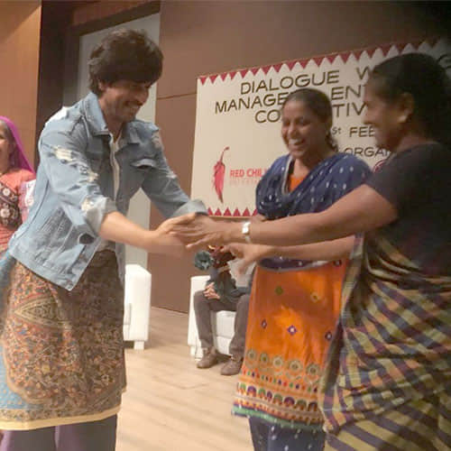 shahrukh khan with her female fan and his romance