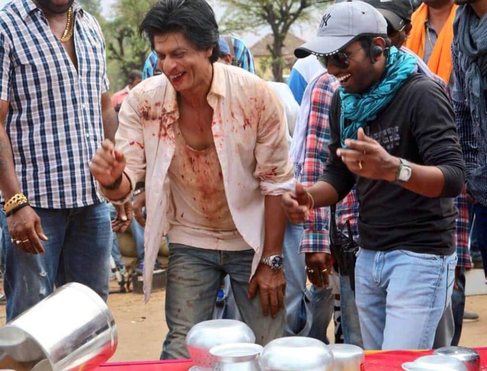 Shah Rukh removes his pants after hearing 'pack up'