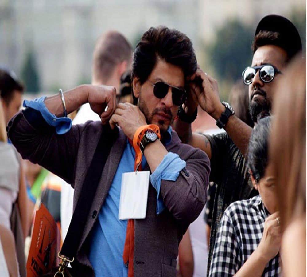 Shah Rukh removes his pants after hearing 'pack up'