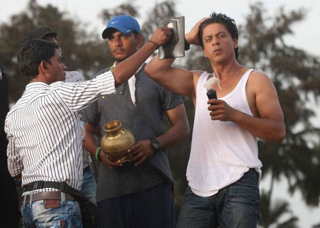 Shah Rukh removes his pants after hearing 'pack up'