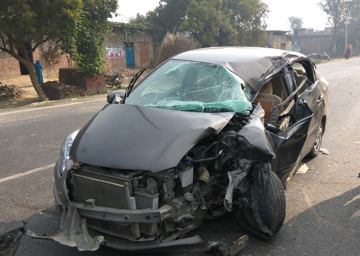 Clashed in the truck parked car, five injured
