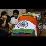 जयललिता के पार्थिव शरीर के साथ शशिकला नटराजन 