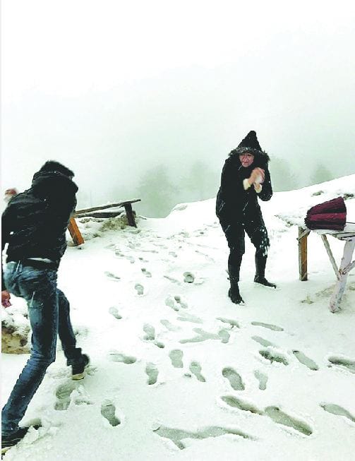 heavy snowfall in jammu and kashmir made toursts happy