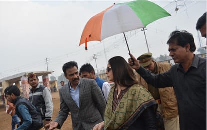 nagma ne rod sho nikalakar mangee vot, dekhen tasveeren
