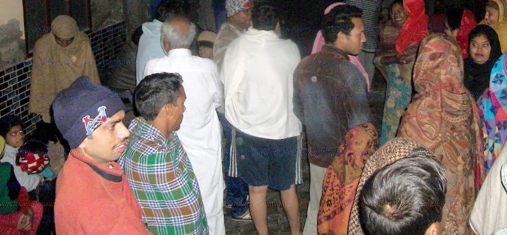 without earthquake people in the cold for hours outside the home