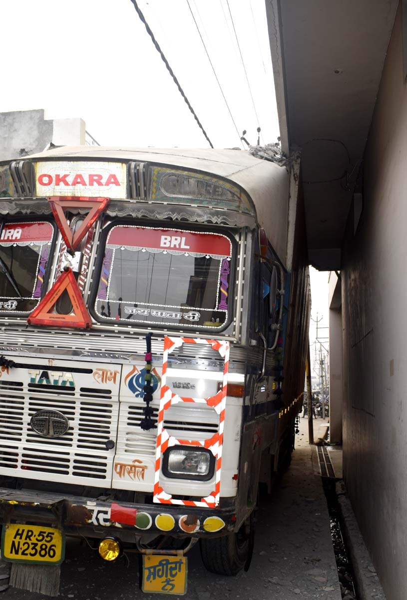 Truck collides uncontrollable market from the balcony of the mansion