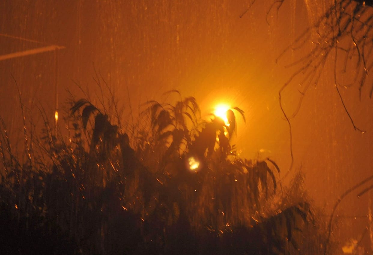 Freezing rain grew, people began to freeze