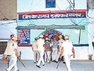 banaras jail mein chadhawa pahuncha rahe hain karobaari