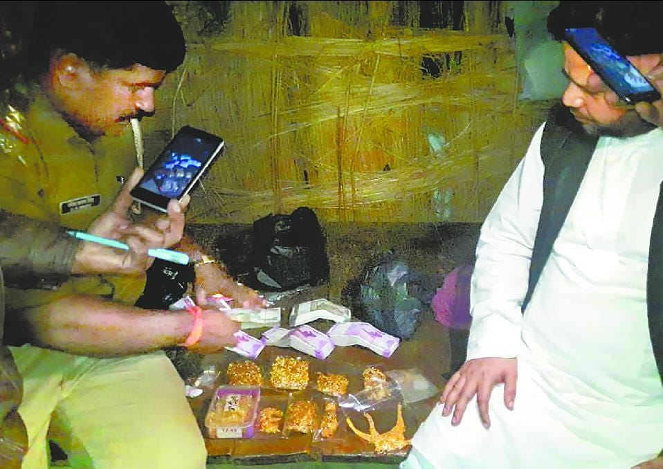 26 lakh gold and six lakh cash caught from SUV 