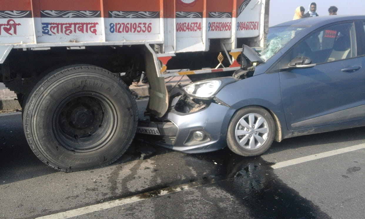 Standing in the truck entered the car, three injured 