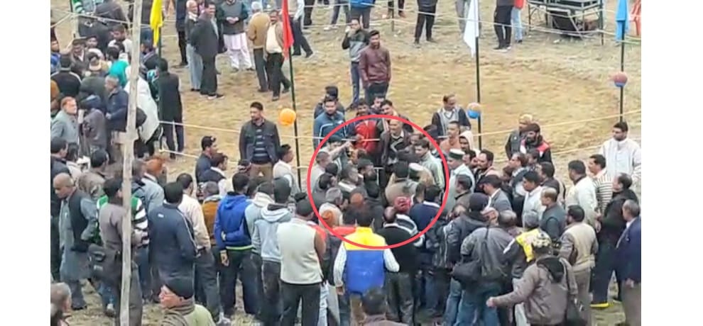 altercation between cps inder dutt lakhanpal and former mla manjit singh dogra
