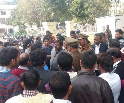  two students get beaten in lucknow university.
