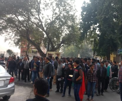  two students get beaten in lucknow university.