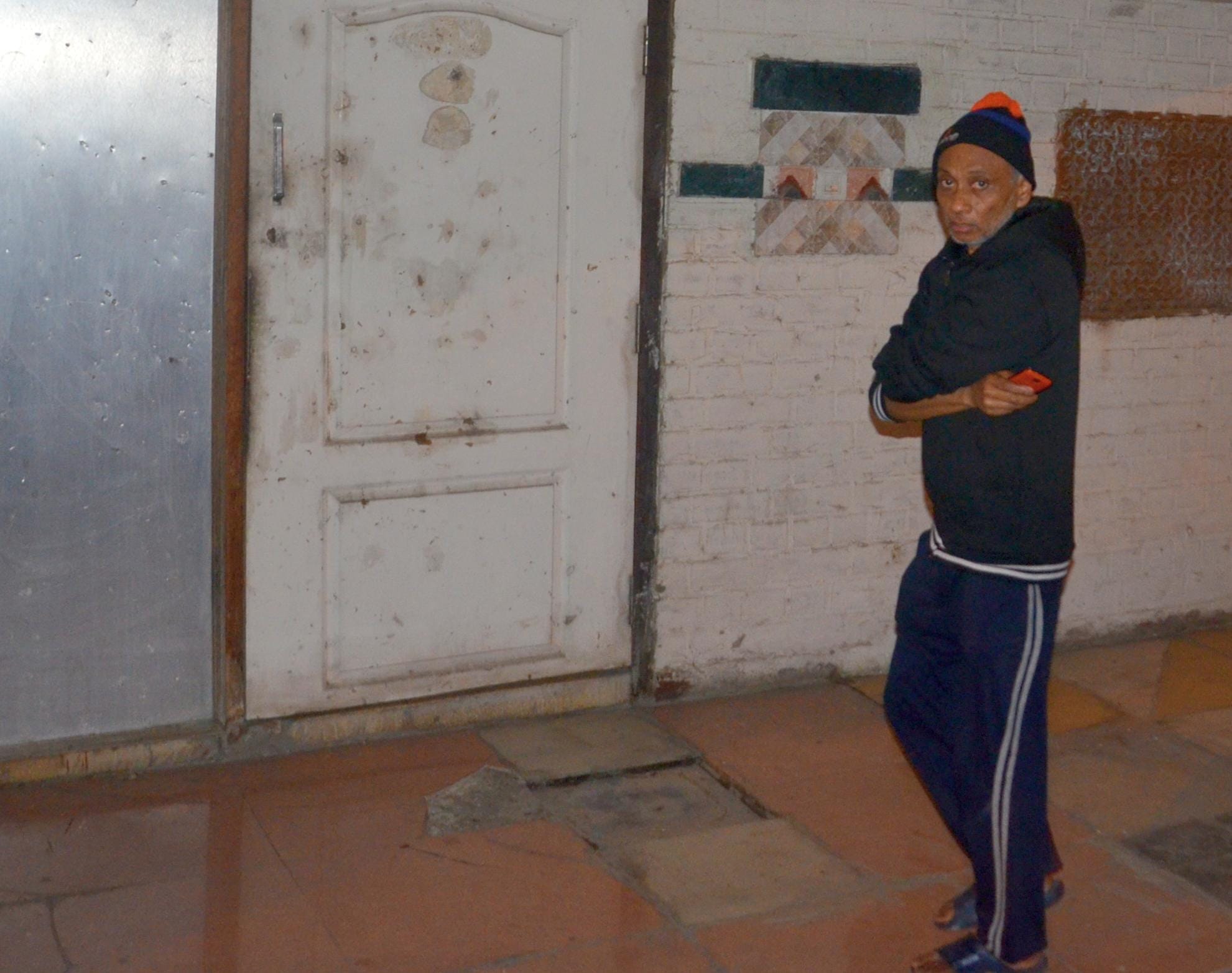 man was living with his dead mother