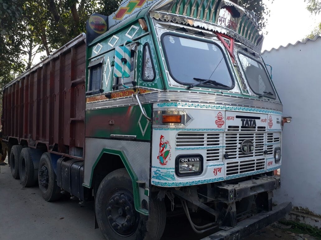 Varanasi 27 thousand packets of refined oil recovered , truck seized