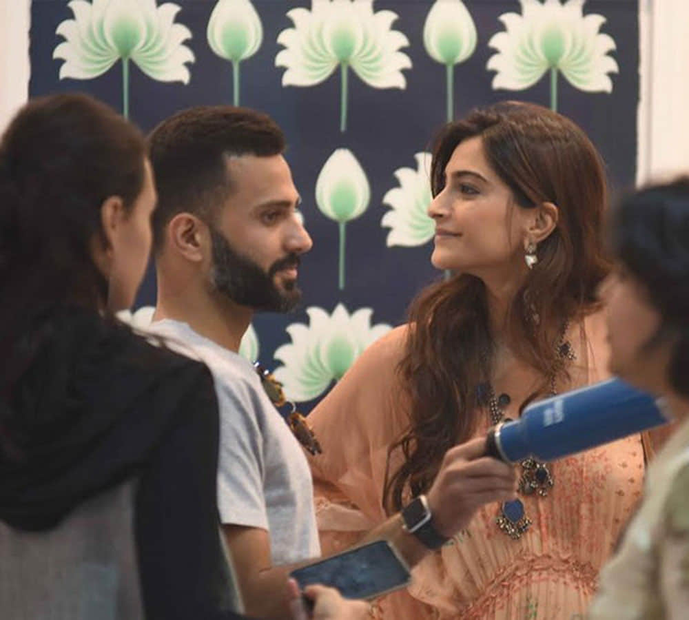 sonam kapoor and anand ahooja spotted at art fair in delhi
