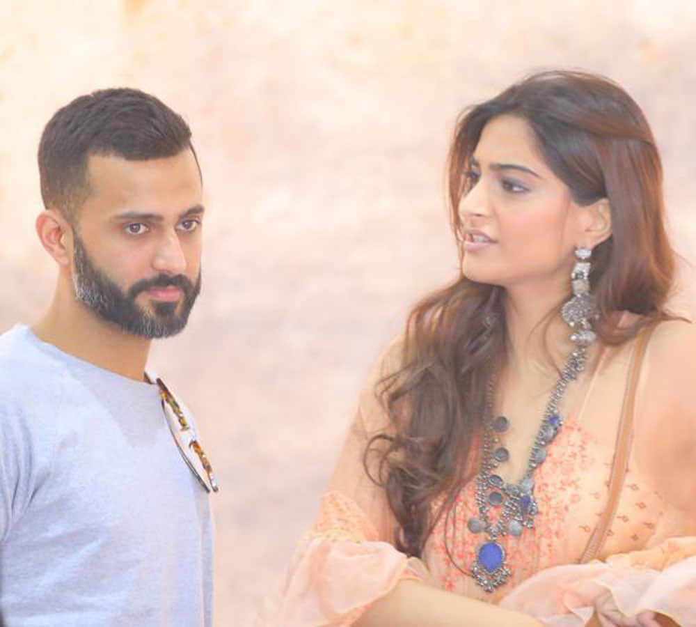 sonam kapoor and anand ahooja spotted at art fair in delhi