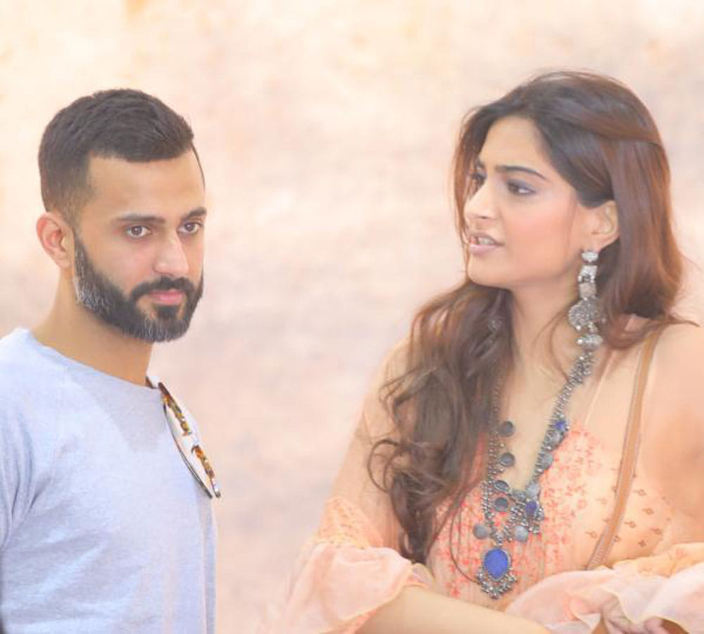 sonam kapoor and anand ahooja spotted at art fair in delhi