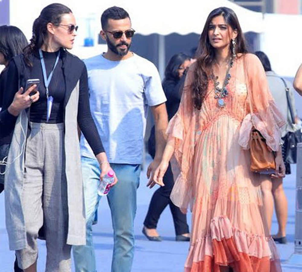 sonam kapoor and anand ahooja spotted at art fair in delhi