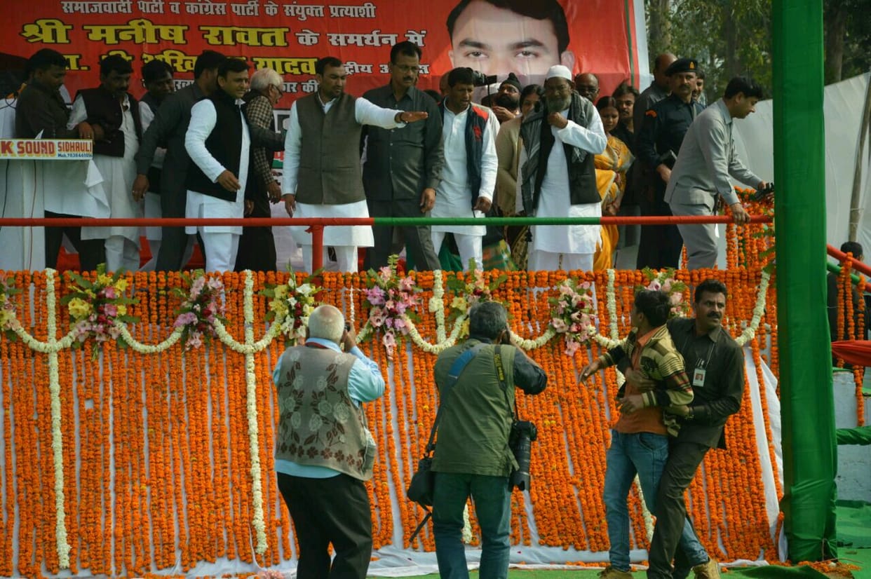 boy tries to reach akhilesh during sitapur rally