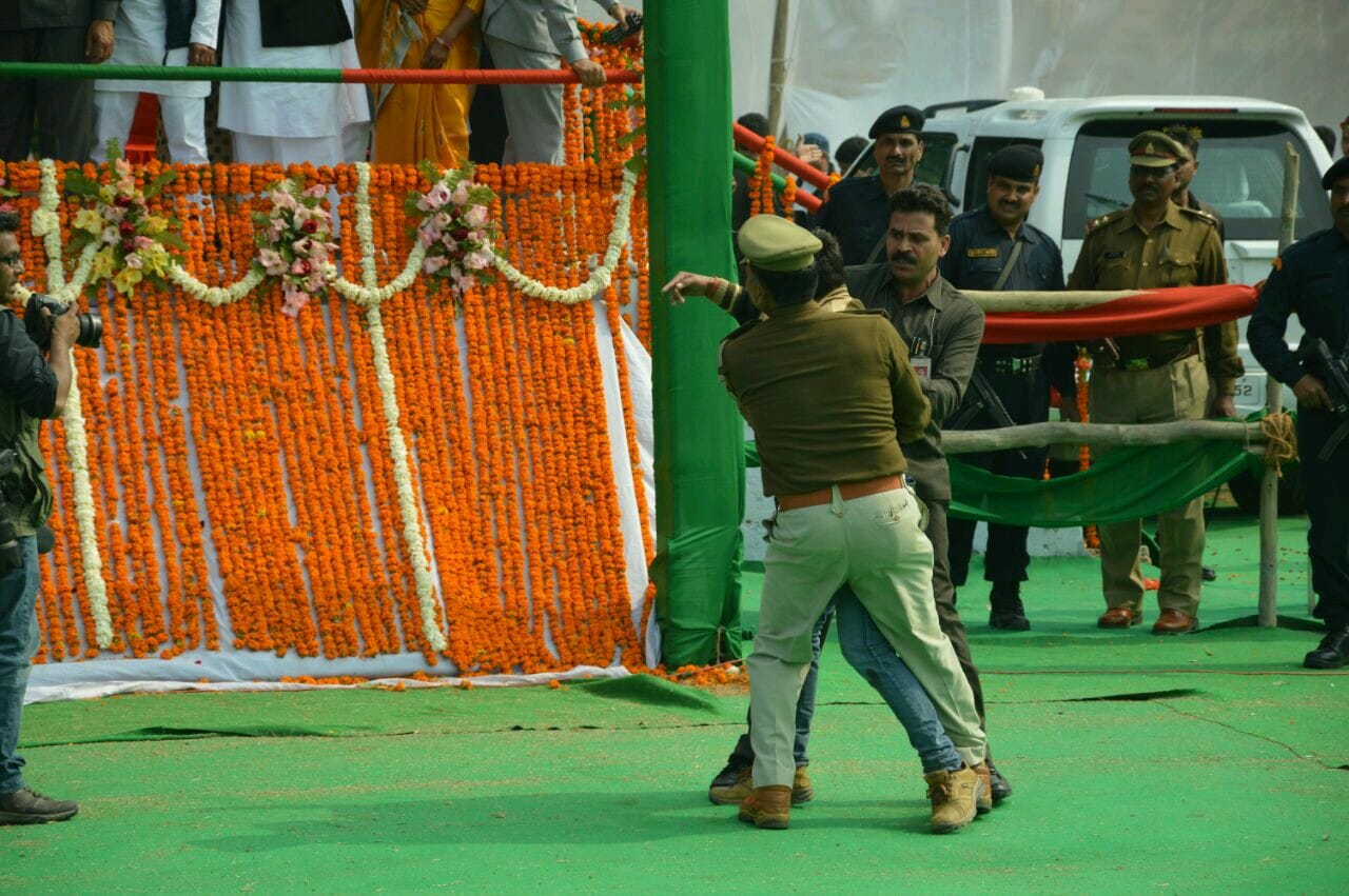 boy tries to reach akhilesh during sitapur rally