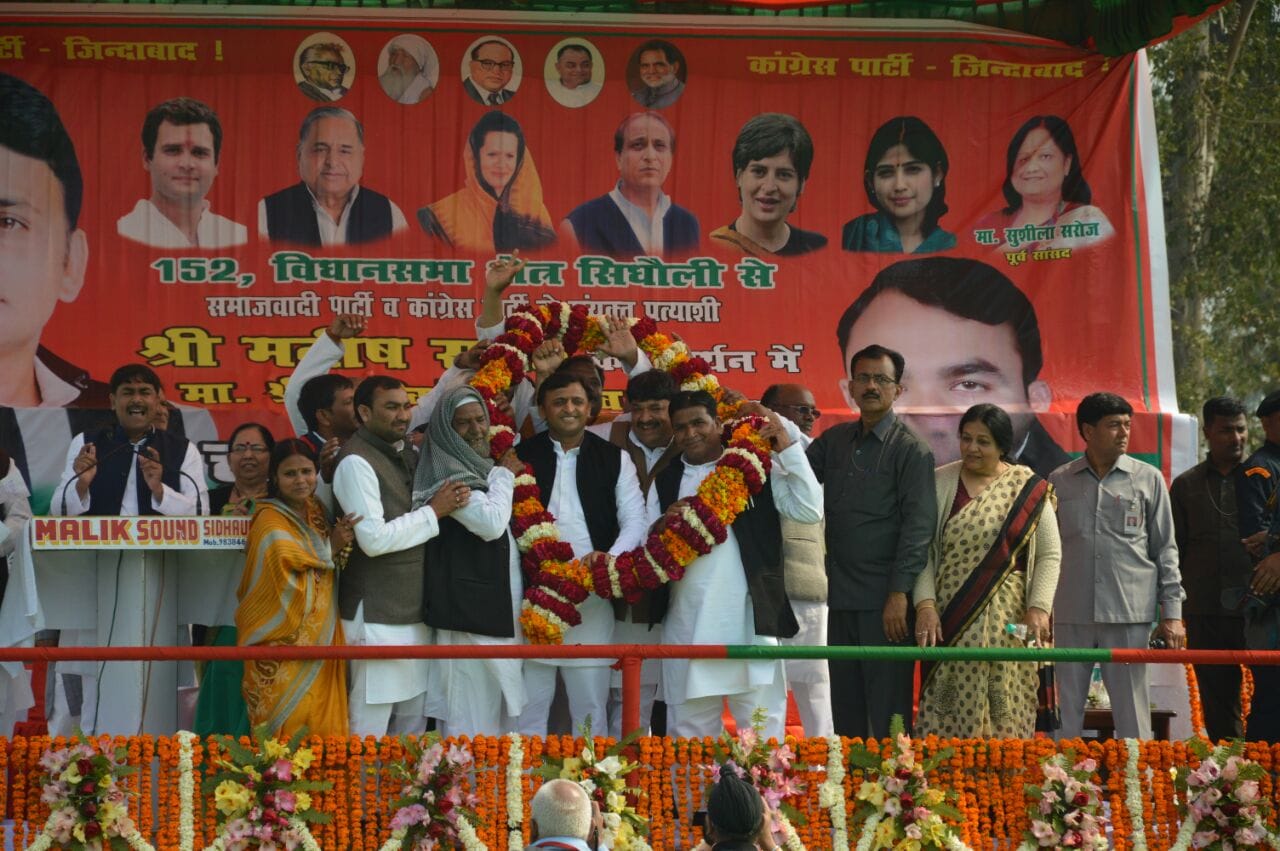 boy tries to reach akhilesh during sitapur rally