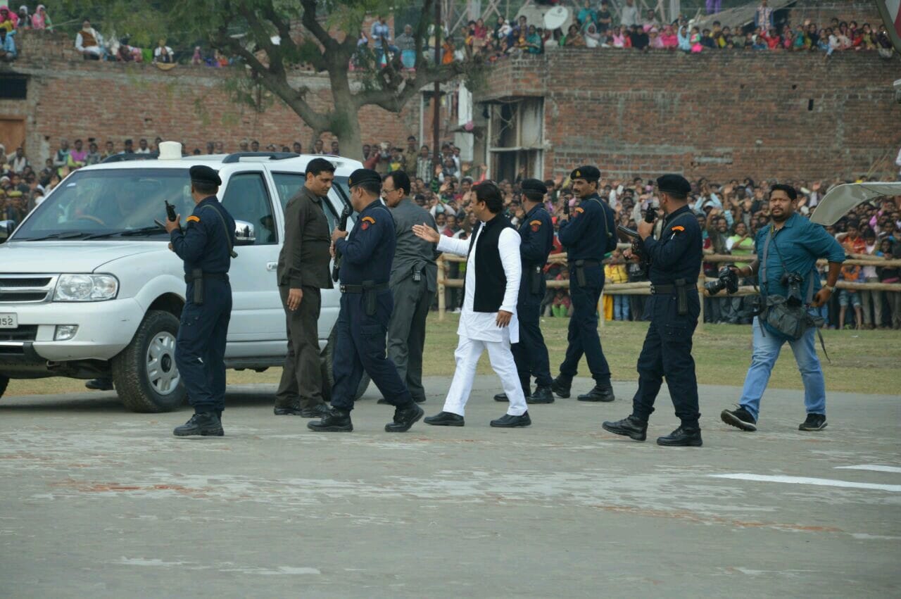 boy tries to reach akhilesh during sitapur rally