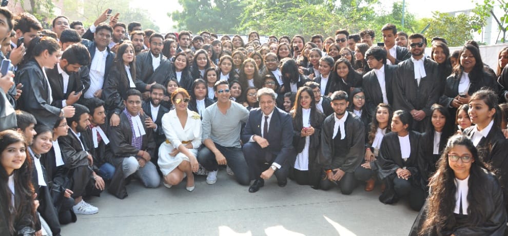 Amity Akshay Kumar and Huma Qureshi arrived, the students raised fiercely bang