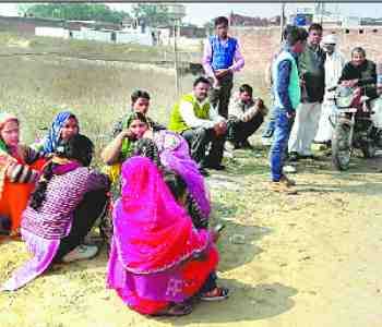 Throwing bombs in revenge, RTI activist killed, 10 injured